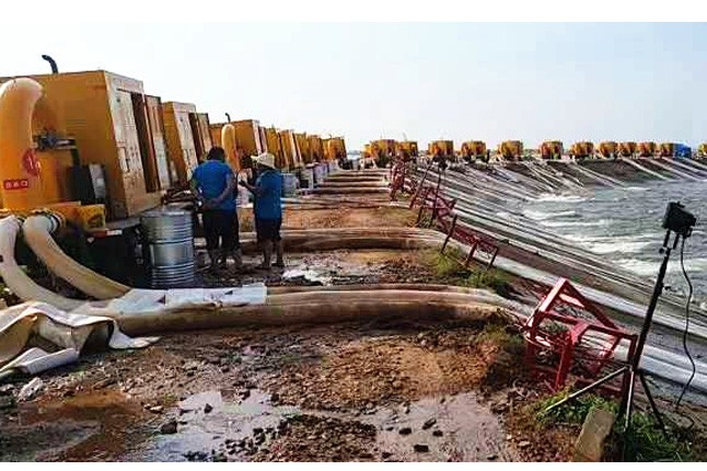 郑州开云（中国）官方排涝泵车在鄱阳湖抢险现场发挥重要作用